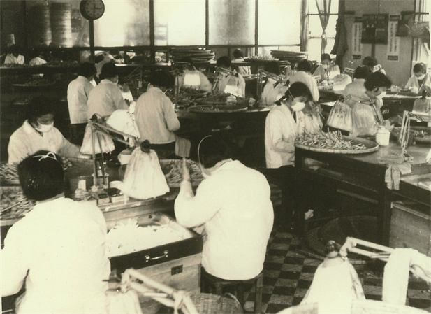 20世纪70年月最先，为在短期内改变中成药生产的落伍面目，中pg电子材公司专项拨款先后刷新3家中成药厂、、、改扩建4家中药机械厂。与此同时，国家每年划拨1000万扶持资金，由中pg电子材公司组织对天下56家重点中药厂举行手艺刷新。.jpg