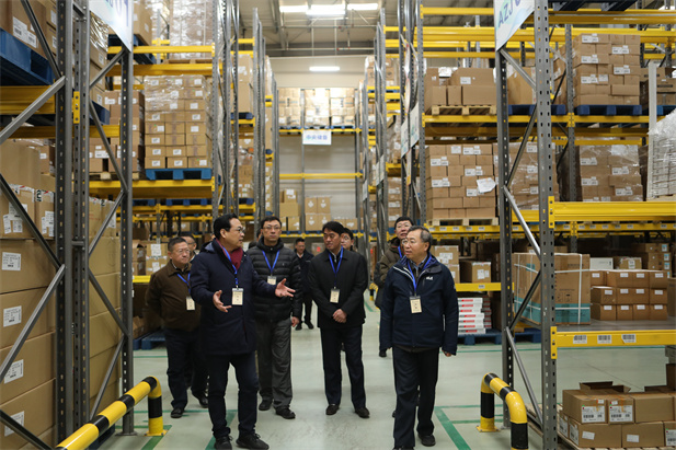 2020年1月24日上午，，集团董事长、、、党委书记刘敬桢和副总司理胡建伟前往pg电子控股所属的pg电子器械北京物流中心，，对疫情防控事情举行现场检查。.jpg