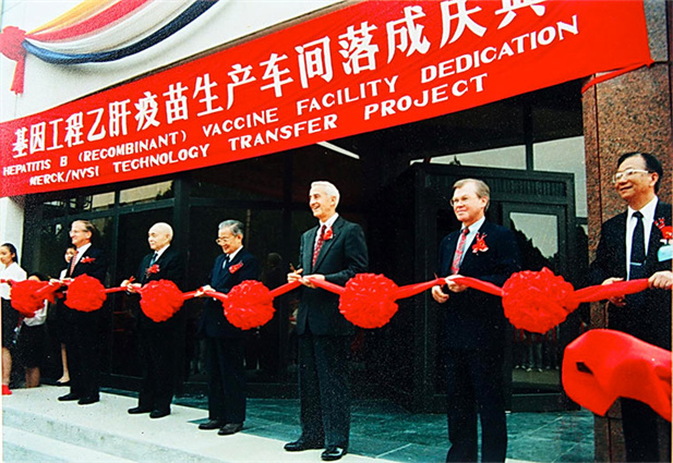 1989年，中国生物制品总公司成立。同年，北京生物制品研究所率先从美国默克公司引进重组酵母乙肝疫苗工业化生产手艺.jpg